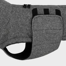 Laden Sie das Bild in den Galerie-Viewer, Cloud7 Hundemantel Dackel Brooklyn Tweed Black