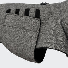 Laden Sie das Bild in den Galerie-Viewer, Cloud7 Hundemantel Brooklyn Tweed Black