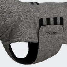 Laden Sie das Bild in den Galerie-Viewer, Cloud7 Windhundmantel Brooklyn Tweed Black Long
