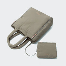 Laden Sie das Bild in den Galerie-Viewer, Cloud7 Hundereisebett &amp; Tote Bag AKTIV Puffer Khaki/Peach