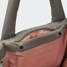 Laden Sie das Bild in den Galerie-Viewer, Cloud7 Hundereisebett &amp; Tote Bag AKTIV Puffer Khaki/Peach