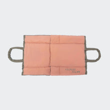 Laden Sie das Bild in den Galerie-Viewer, Cloud7 Hundereisebett &amp; Tote Bag AKTIV Puffer Khaki/Peach