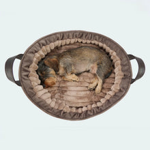 Laden Sie das Bild in den Galerie-Viewer, Cosy Dog Bed Deluxe - Hundebett für Dackel und kleine Hunde braun