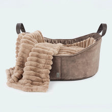 Laden Sie das Bild in den Galerie-Viewer, Leopold´s Finest Hundedecke Webpelz braun
