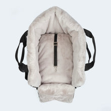 Laden Sie das Bild in den Galerie-Viewer, Leopold´s Finest CosyBag Frankfurt - Hundetasche fürs Autofahren und unterwegs