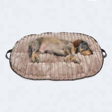 Laden Sie das Bild in den Galerie-Viewer, Leopold´s Finest Hundekissen CosyCloud braun