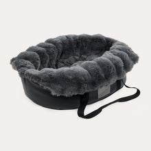 Laden Sie das Bild in den Galerie-Viewer, Leopold´s Finest Hunde-Autositz Cosy schwarz