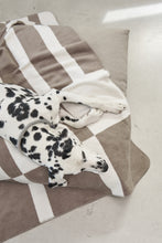 Laden Sie das Bild in den Galerie-Viewer, MiaCara Hundedecke Blocco Taupe/Natur