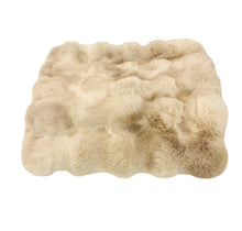 Laden Sie das Bild in den Galerie-Viewer, Felldecke  braun-beige