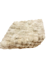 Laden Sie das Bild in den Galerie-Viewer, Felldecke  braun-beige