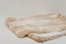 Laden Sie das Bild in den Galerie-Viewer, Felldecke Chinchilla beige