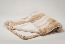 Laden Sie das Bild in den Galerie-Viewer, Felldecke Chinchilla beige