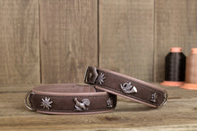 Laden Sie das Bild in den Galerie-Viewer, HALSBAND "BALZ" braun-taupe-silber